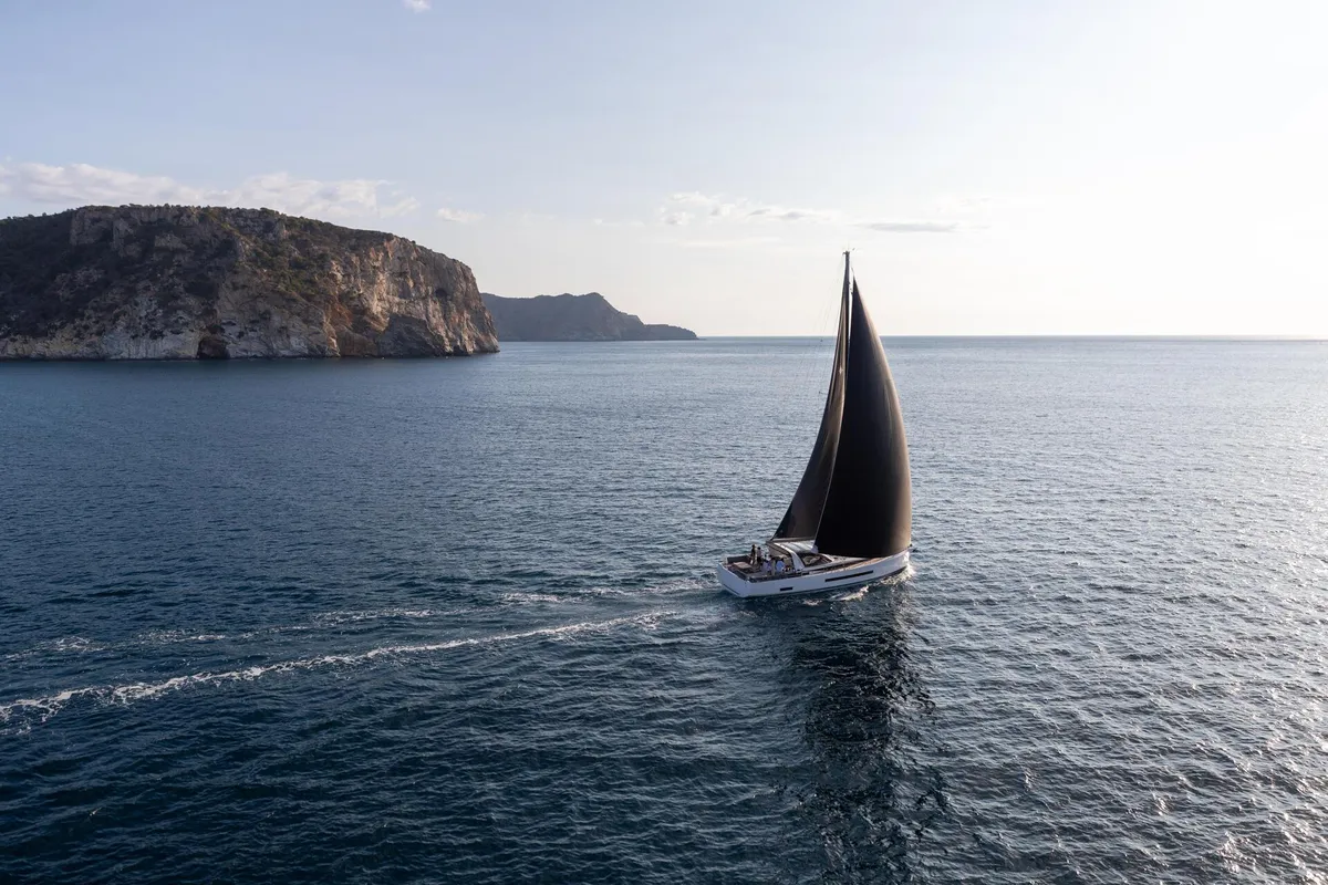 Jeanneau Yachts 55: Segelboot mit schwarzem Segel auf dem Meer