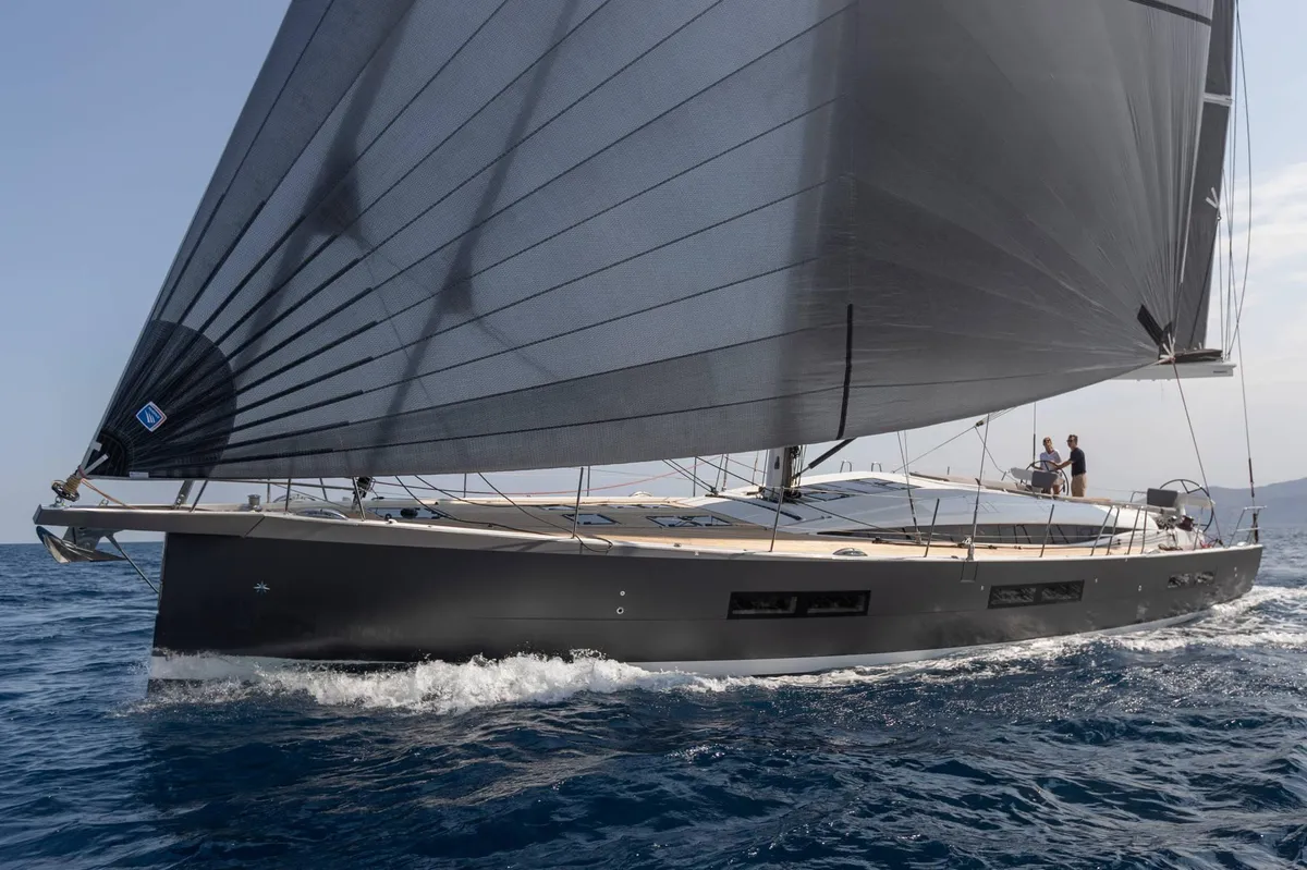 Jeanneau Yachts 60: Segelboot mit schwarzen Segeln auf dem Meer