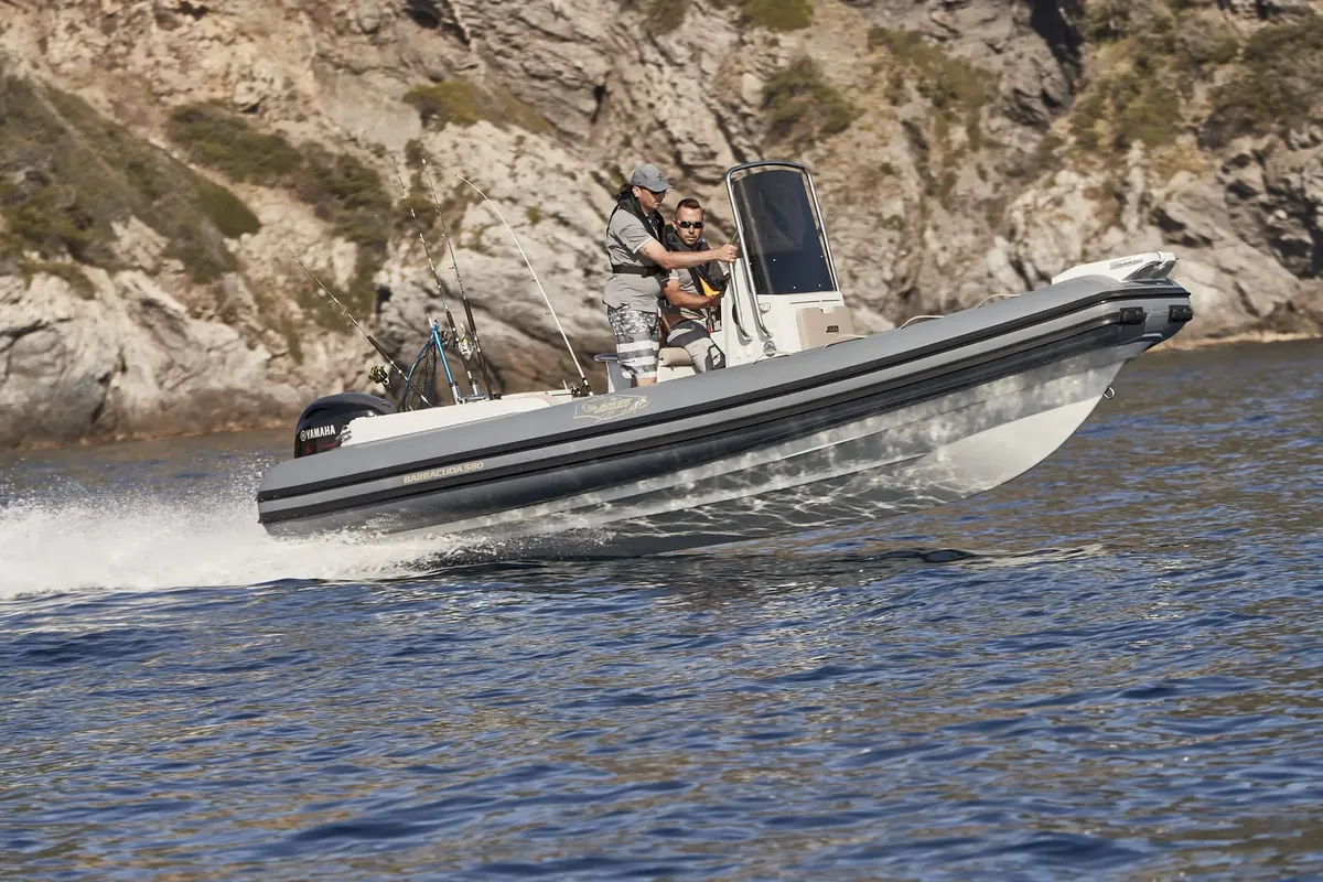 Joker Boat Barracuda 580: Ein Schlauchboot, das mit hoher Geschwindigkeit auf dem Meer fährt
