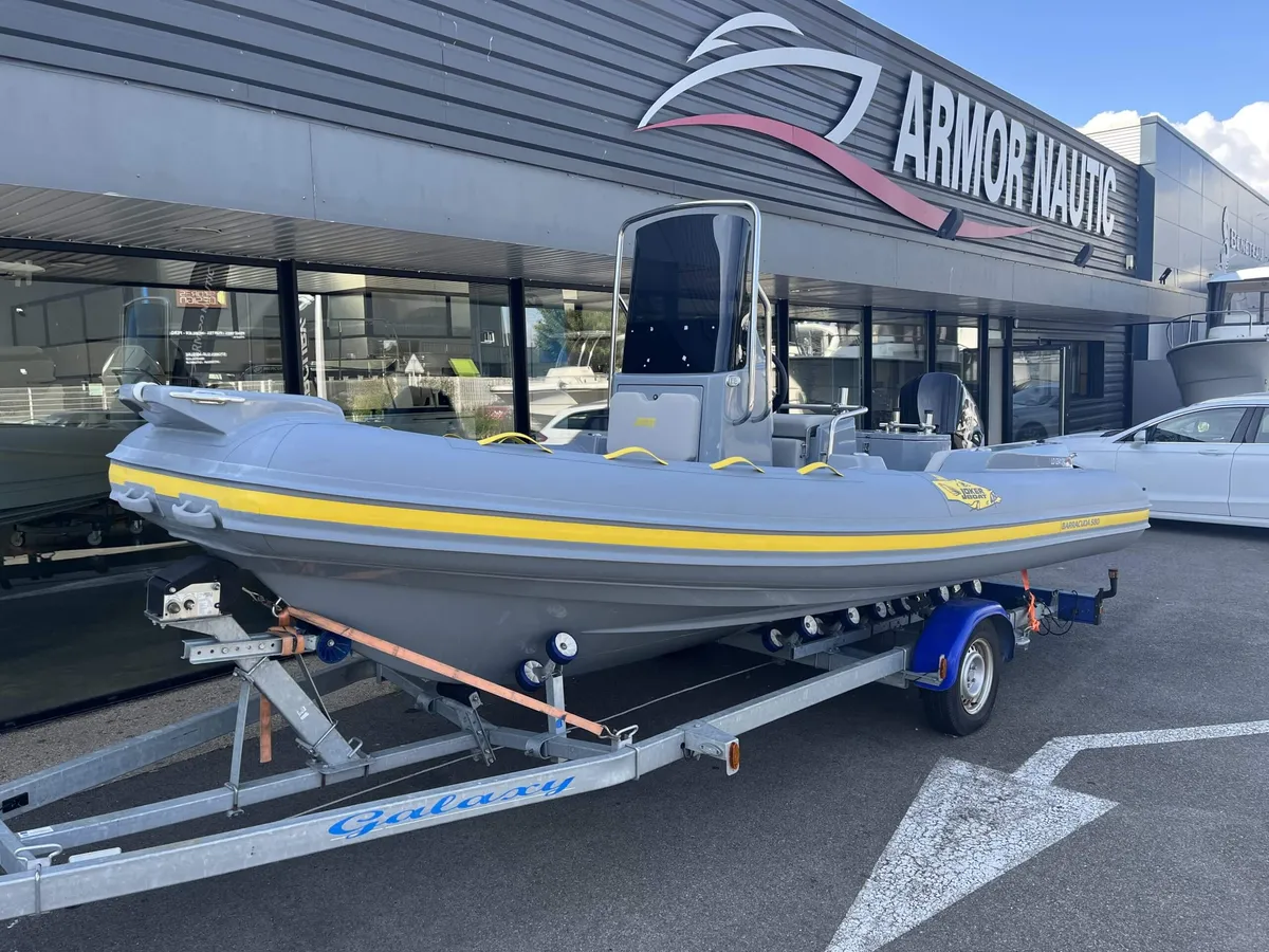 Joker Boat Barracuda 580: Un canot pneumatique sur une remorque chez un concessionnaire