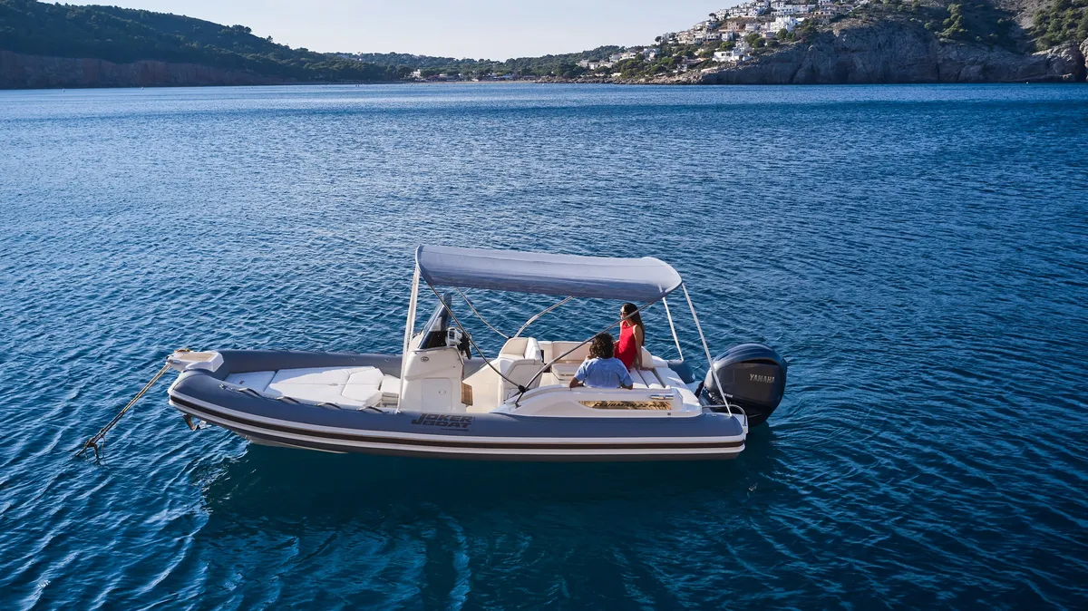 Joker Boat Clubman 22 Plus: Schlauchboot mit Personen auf See