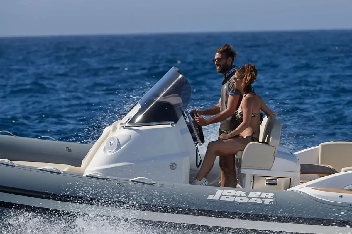 Joker Boat Clubman 28: Ein Boot fährt auf dem Meer, an Bord befindet sich ein Paar