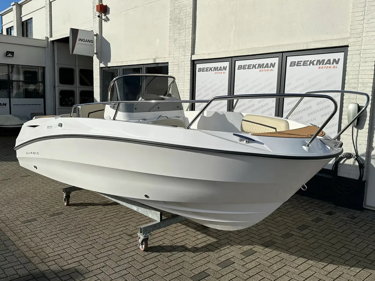 Karnic Boats 1851: Weißes Boot im Ausstellungsraum