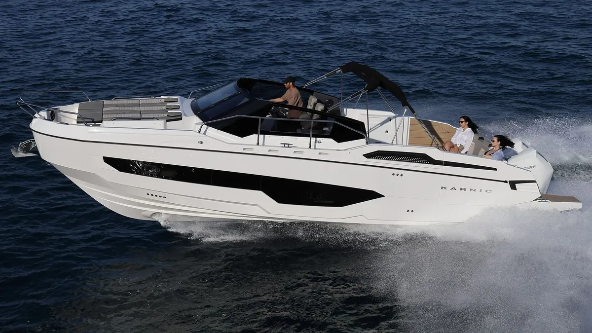 Karnic Boats CS10-S: Ein Boot, das mit hoher Geschwindigkeit fährt