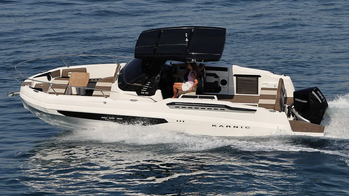 Karnic Boats R8-C-HT: Boat cruising with the roof open