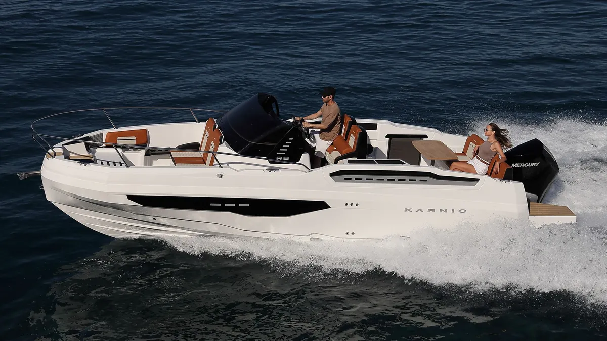 Karnic Boats R8-C: Boat cruising at sea