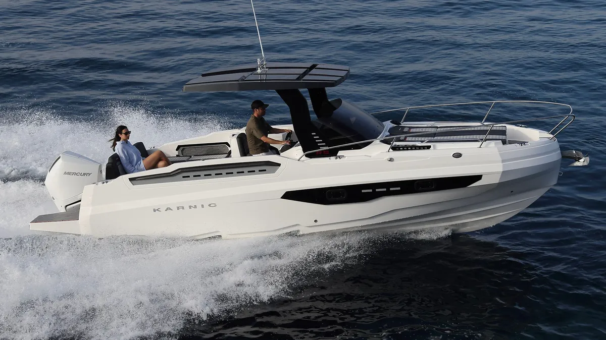 Karnic Boats R8-S-HT: Bootsfahrt auf dem Meer