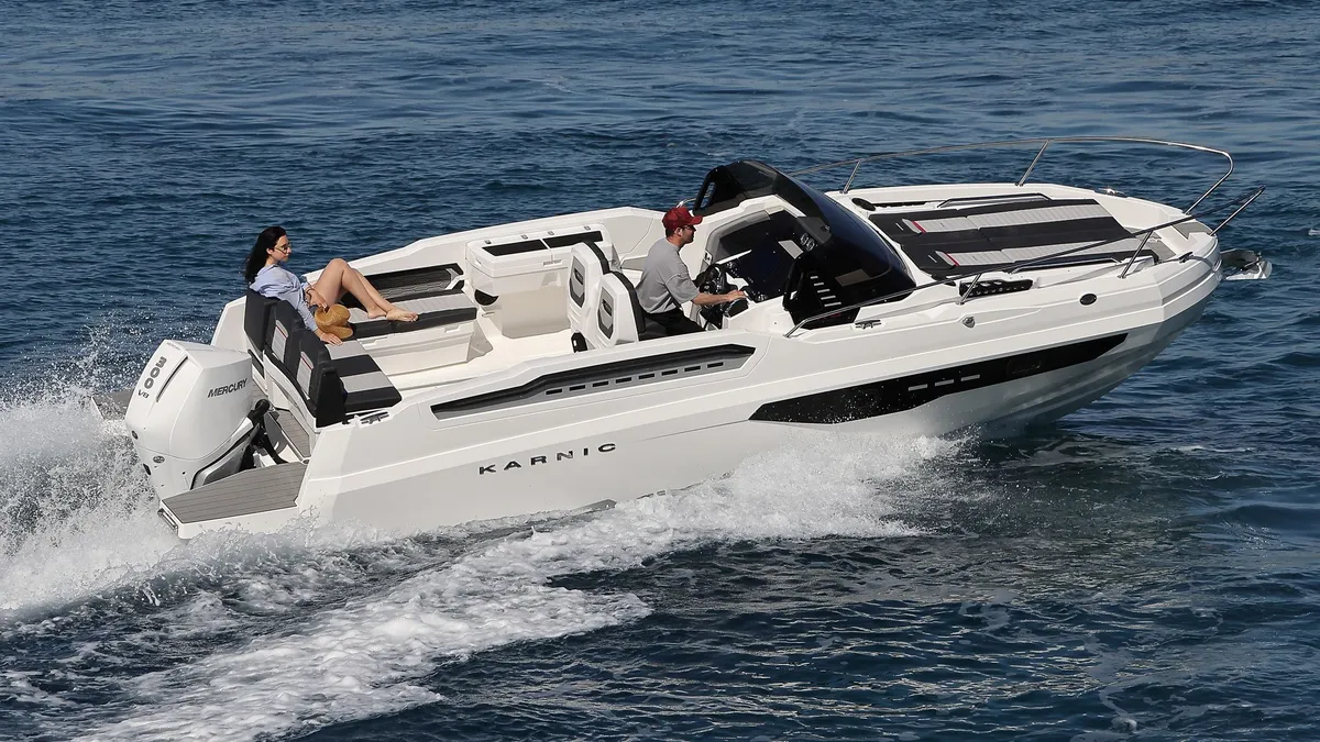Karnic Boats R8-S: Boat cruising at sea