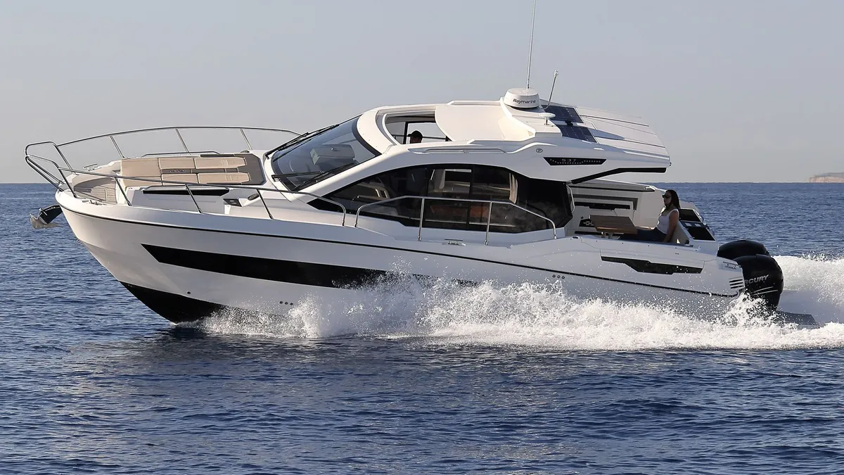 Karnic Boats S37-X: Boat cruising at sea