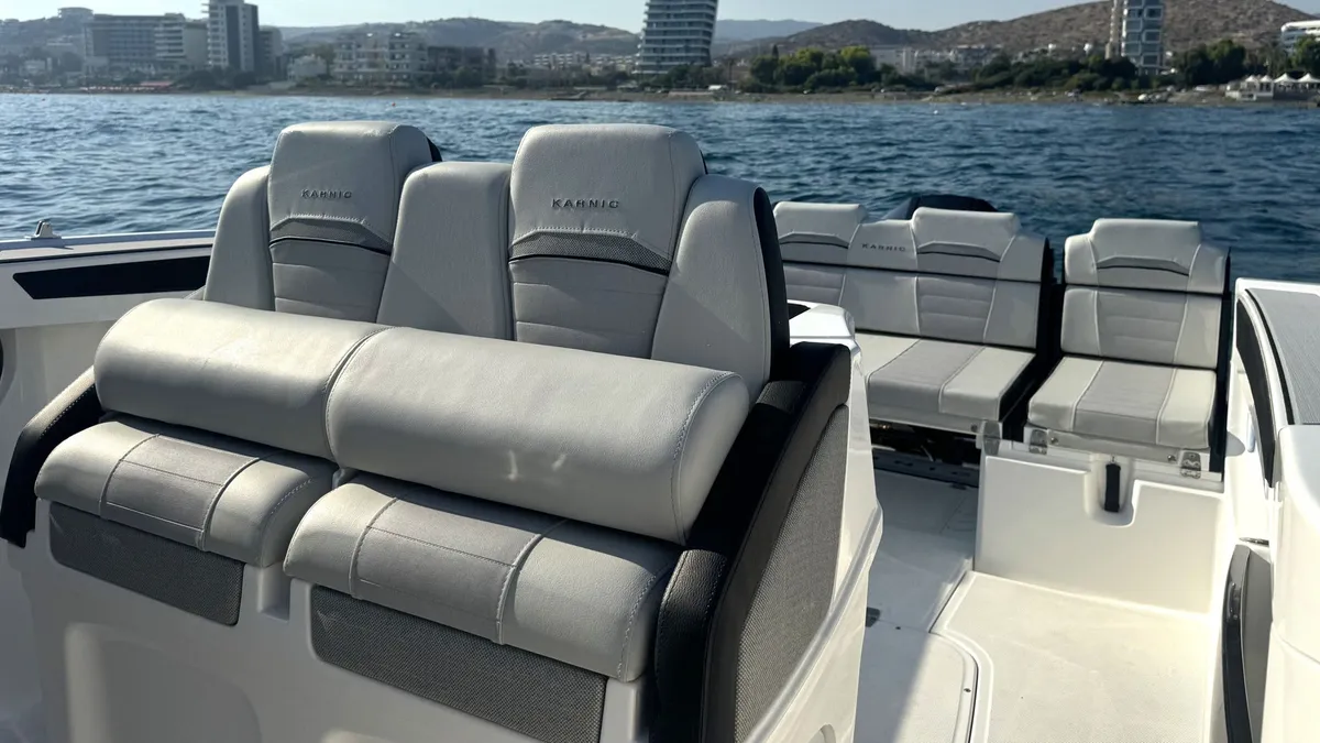 Karnic Boats SL741: Sitzplätze auf einem Boot mit Meerblick
