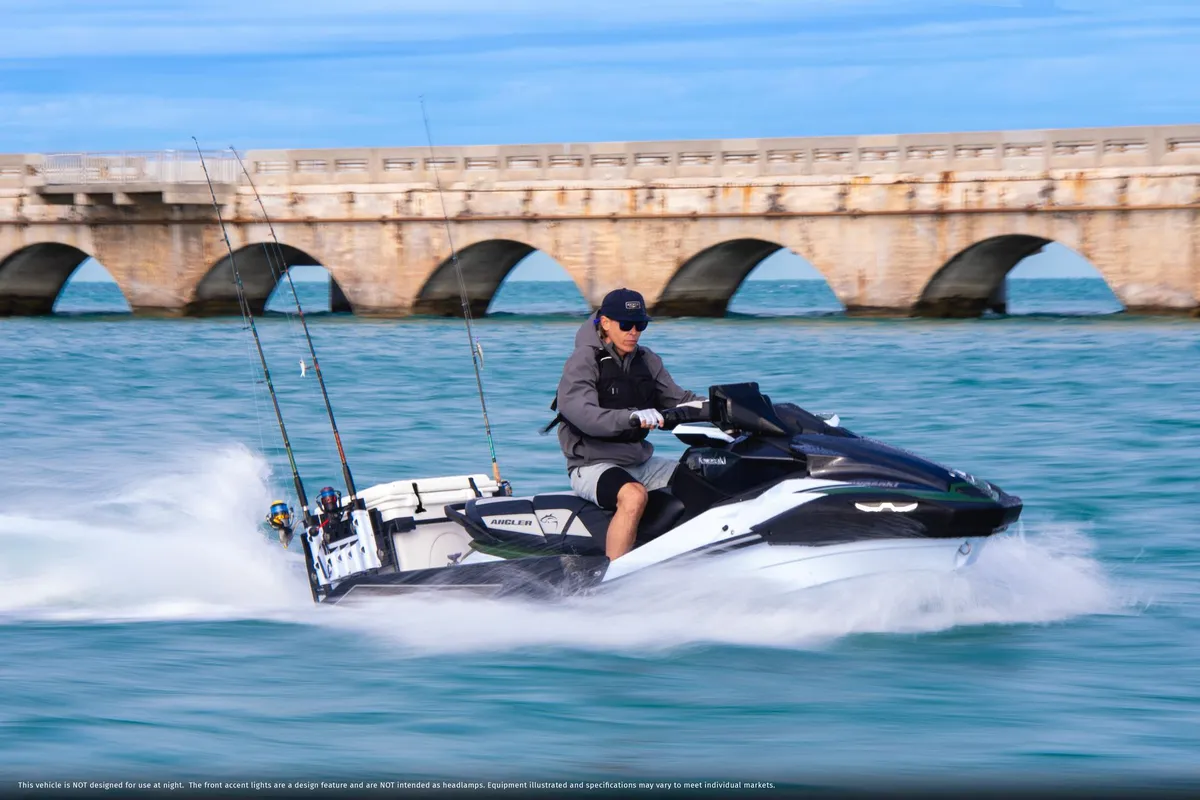 Kawasaki Jet Ski Ultra 160LX-S Angler: Jetski mit einem Fischer auf dem Meer