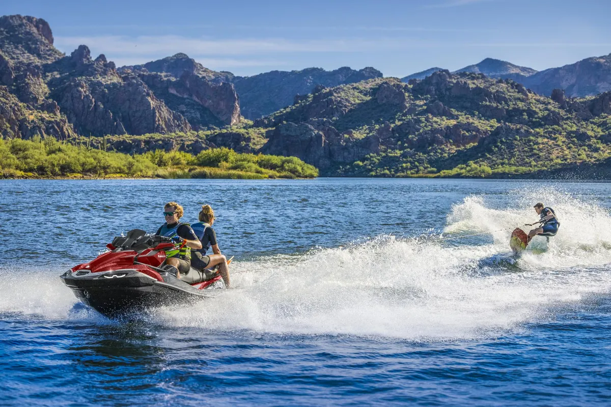 Kawasaki Jet Ski Ultra 310LX: Ein Jetski zieht einen Wakeboarder auf einem See hinter sich her