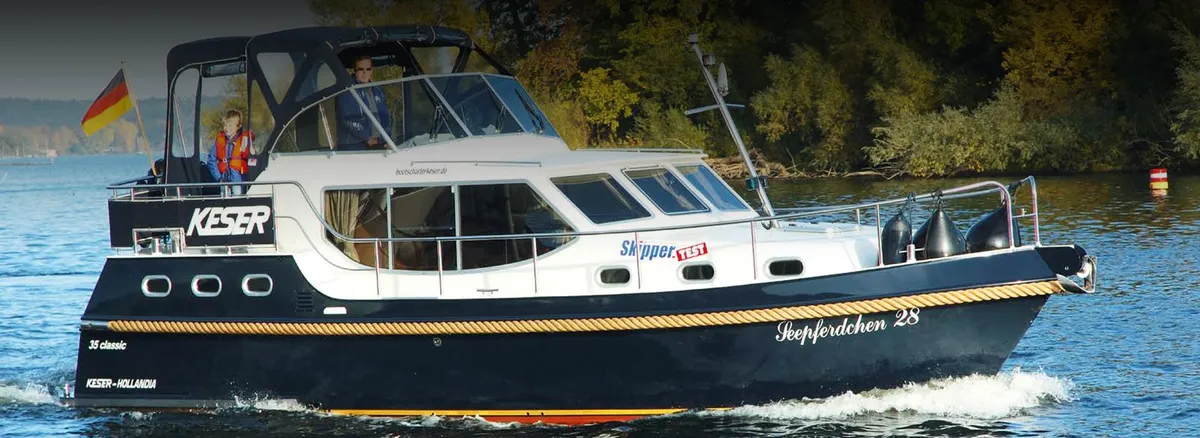 Keser-Hollandia 35 Classic: Boat cruising on water