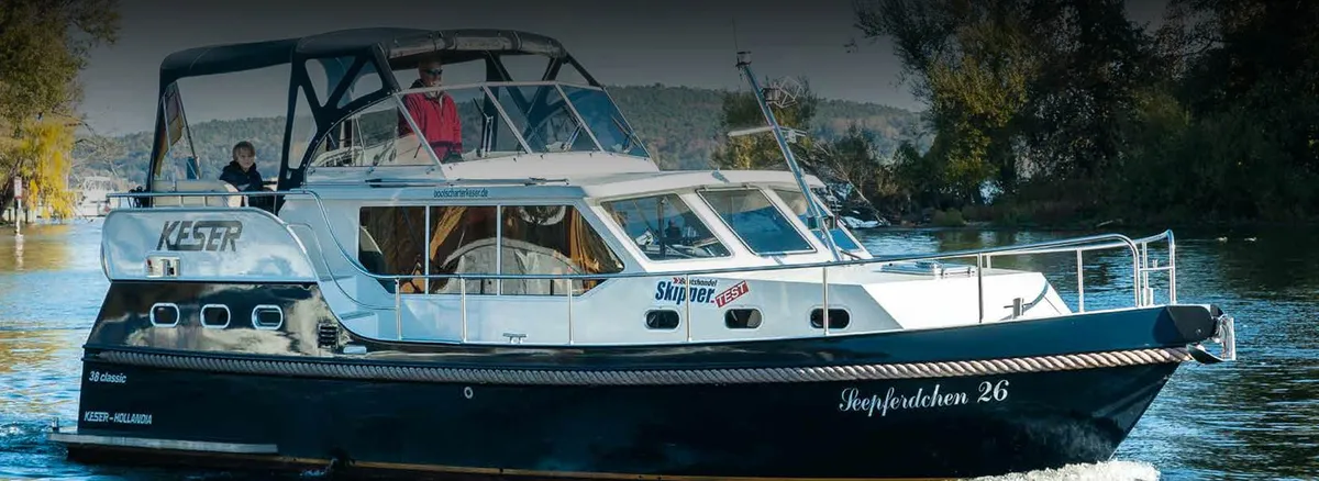 Keser-Hollandia 38 Classic: Boat cruising on a river