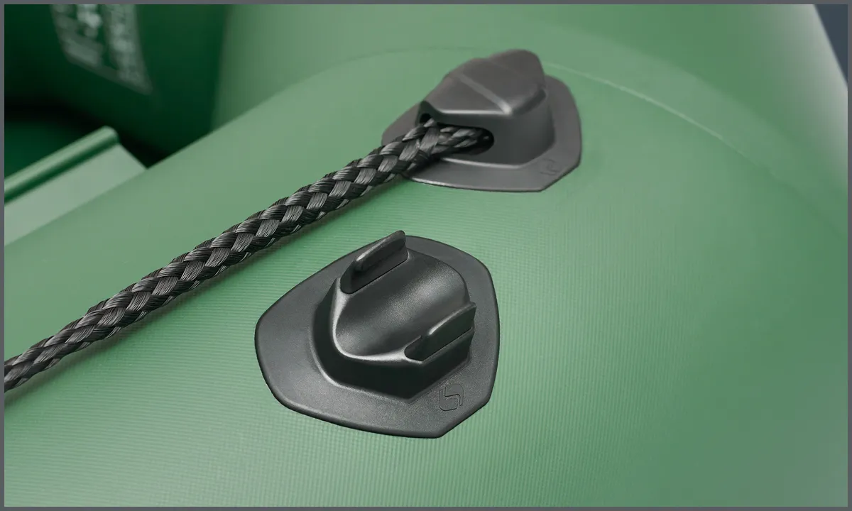 Kolibri KM-280: Attachment points with rope on a rubber dinghy