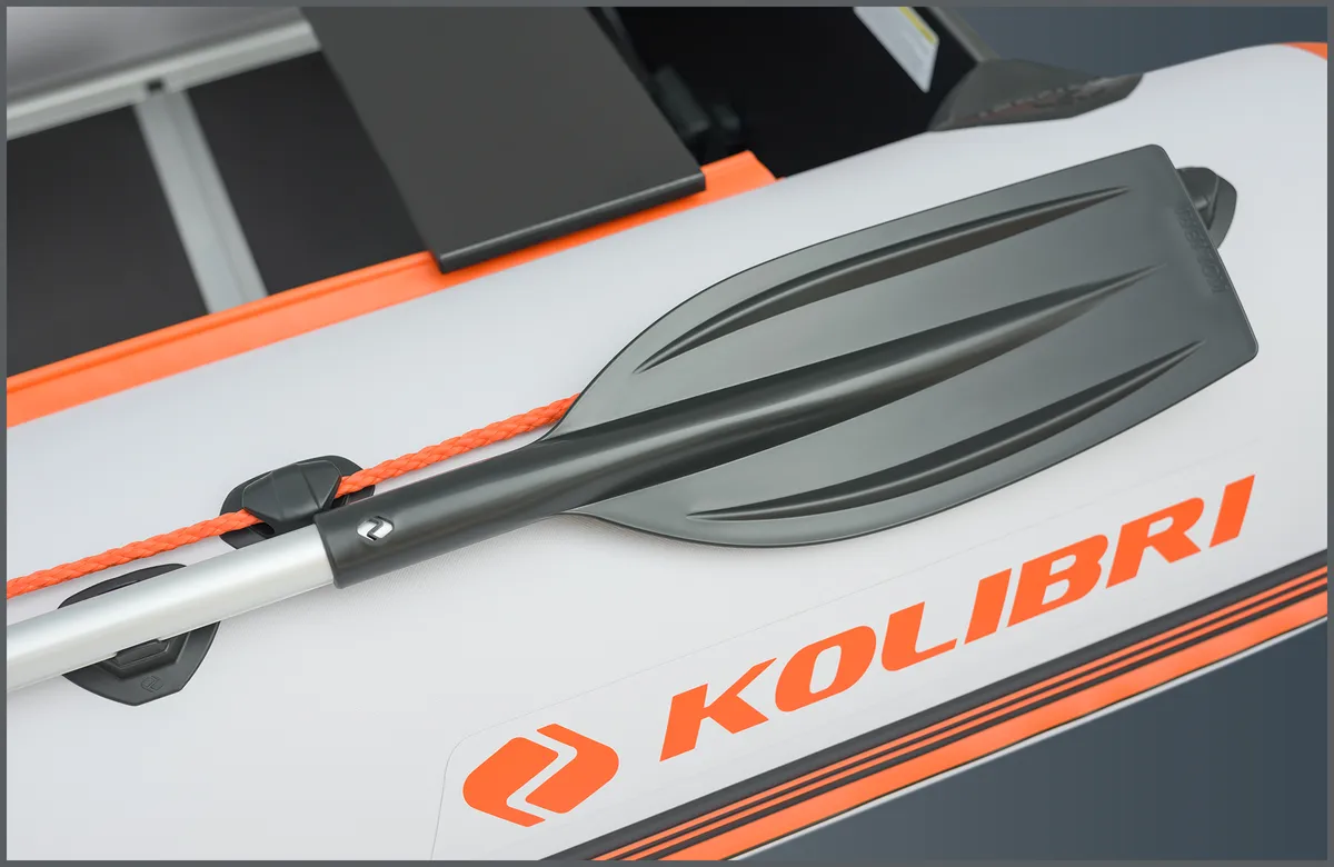 Kolibri KM-330DSL: Paddle on the edge of an inflatable boat