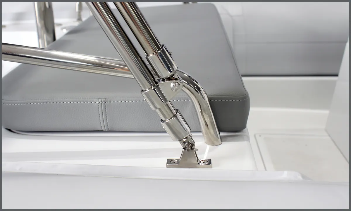 Kolibri W480UT: Stainless steel bracket on deck