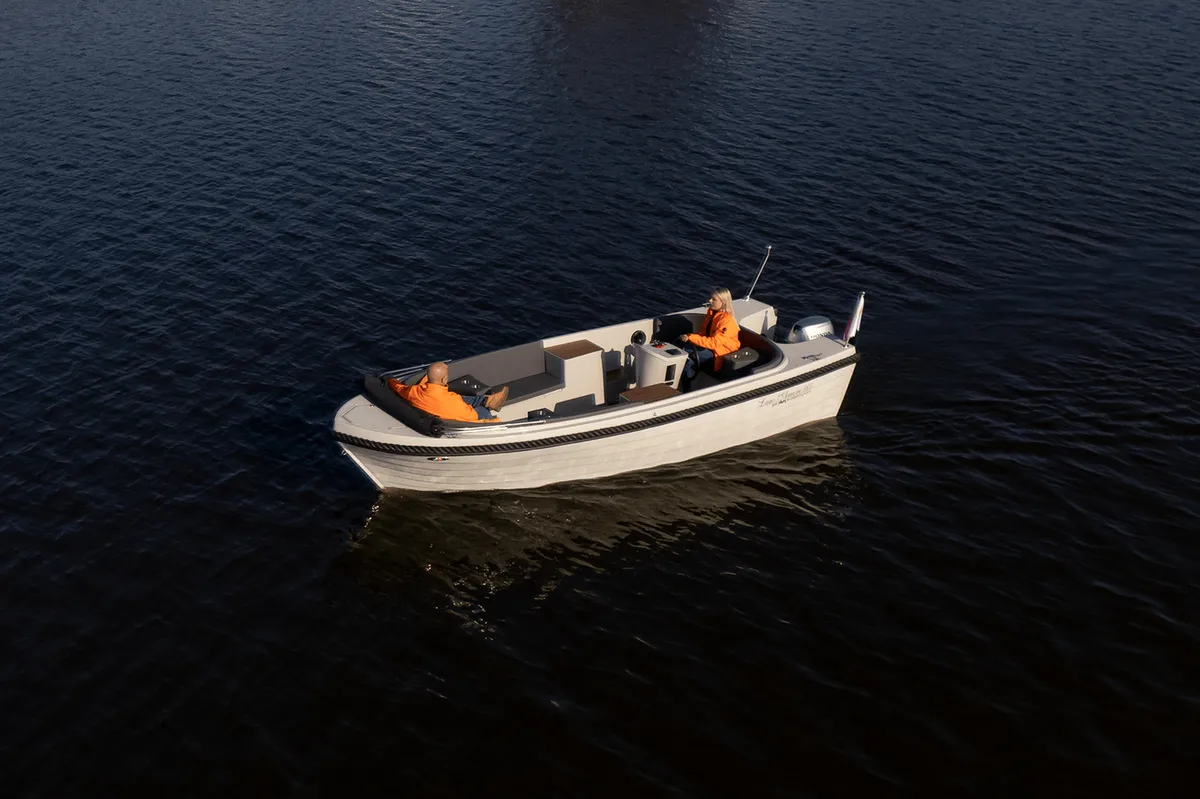 Lago Amore 565: Bateau naviguant sur l'eau avec des passagers à bord