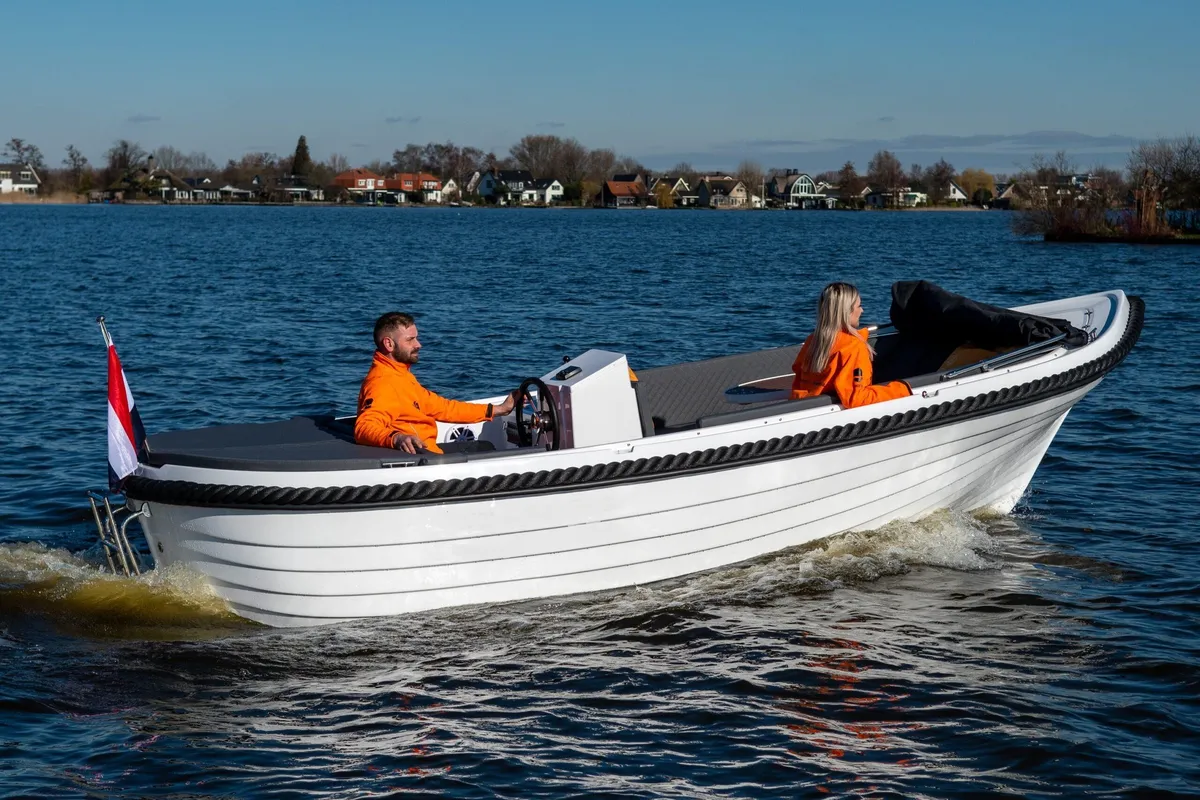Lago Amore 575 Bun: White sloop cruising on a lake