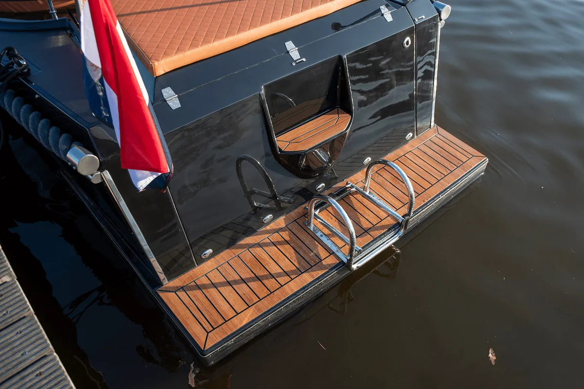 Lago Amore 595 Tender: Swim platform with wooden deck and swimmers