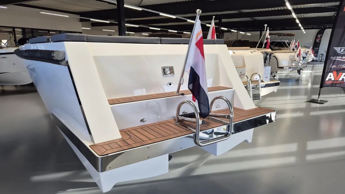 Lago Amore 600: Achterdeck eines Bootes mit einer Badeplattform