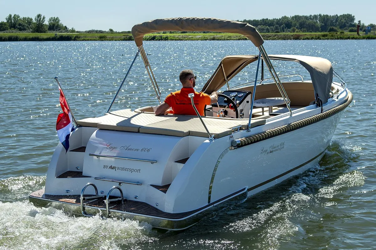 Lago Amore 606: Boat cruising on water