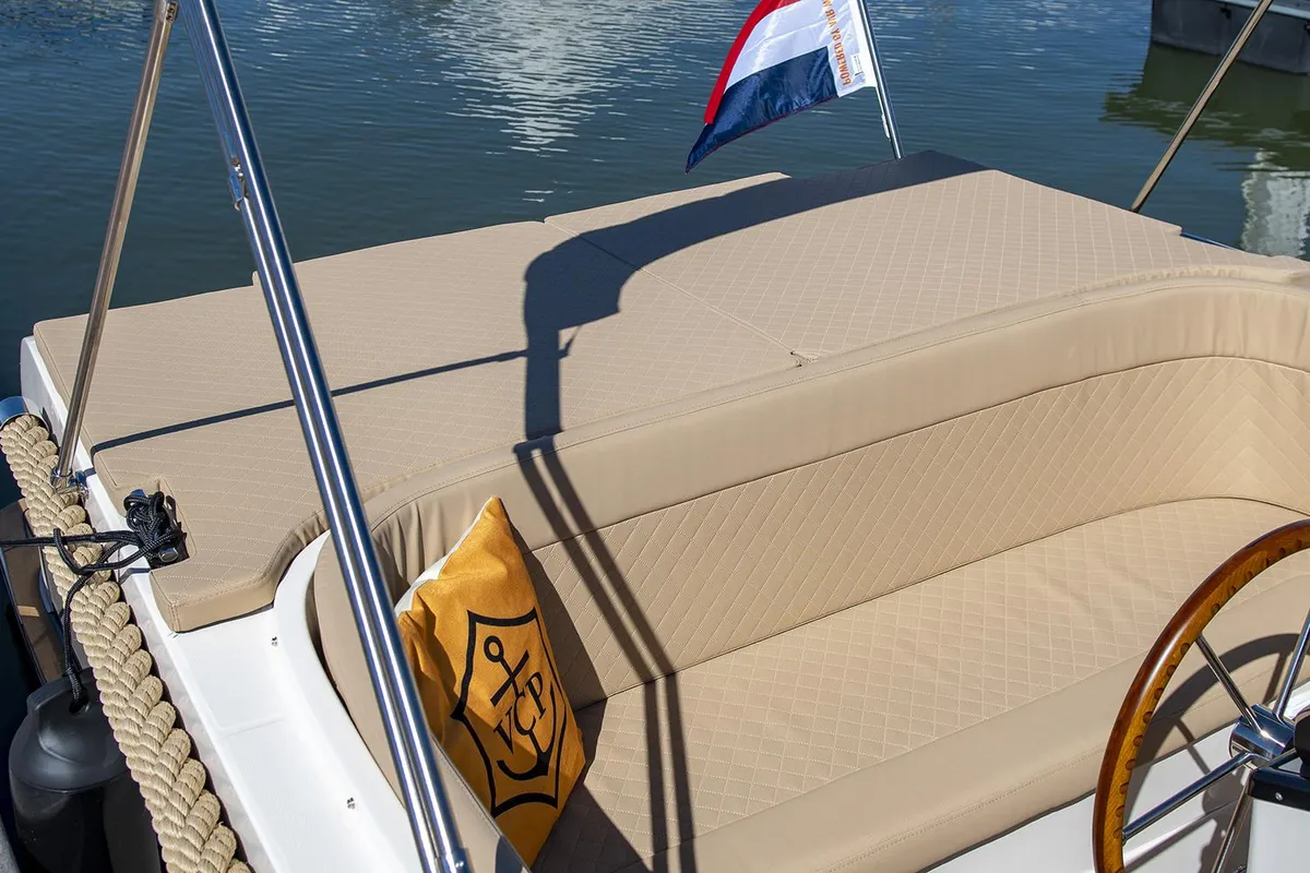Lago Amore 733 Tender: Banc avec coussin et drapeau