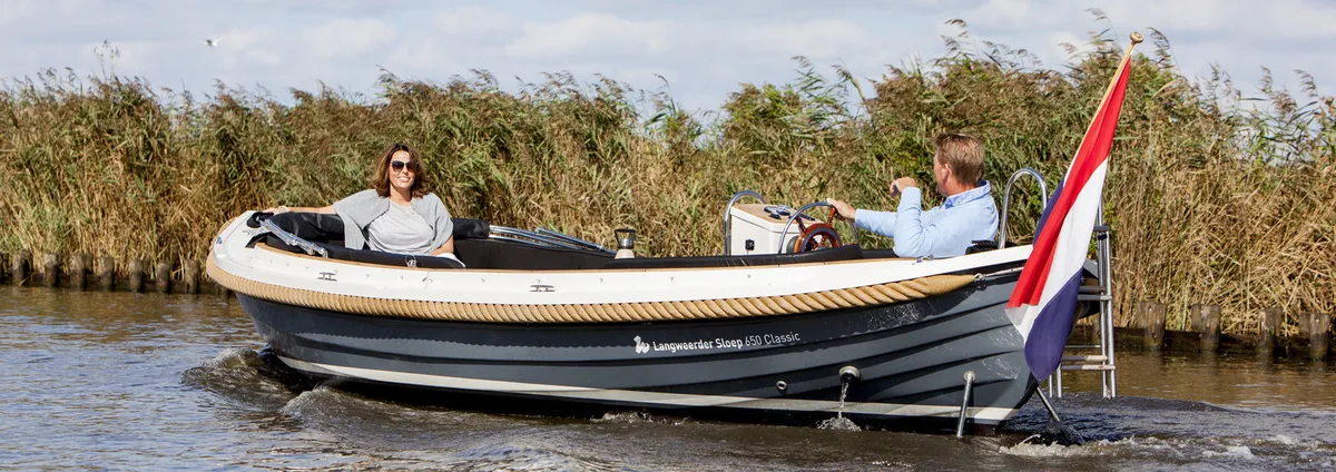 Langweerder Sloep 6.50 Classic: Sloop cruising between reeds