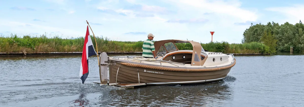 Langweerder Sloep 7.50 Cabin: Boat cruising on a waterway