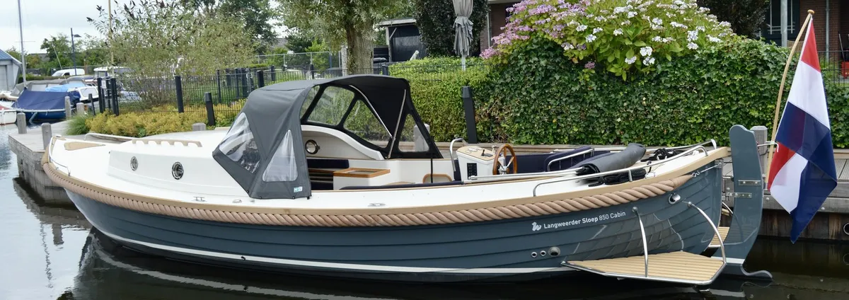Langweerder Sloep 8.50 Cabin: Sloop moored at a jetty