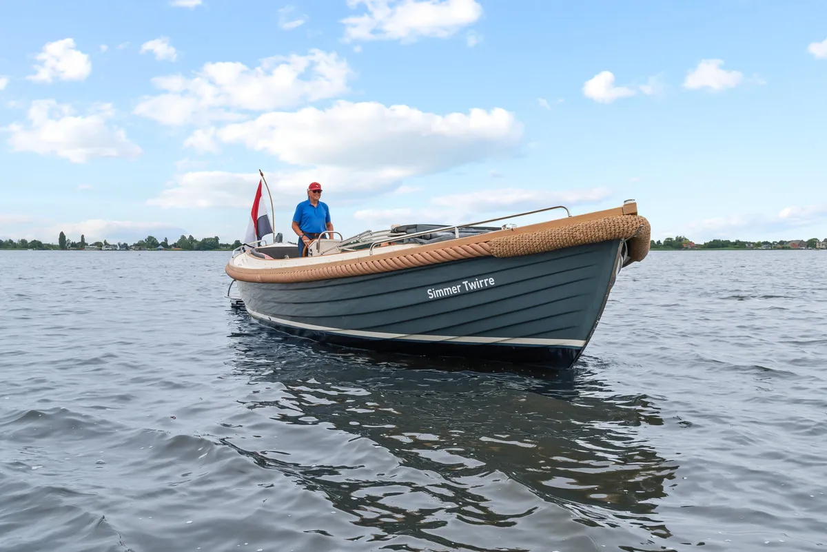 Langweerder Sloep 8.50 Classic: Boat on the water with a driver