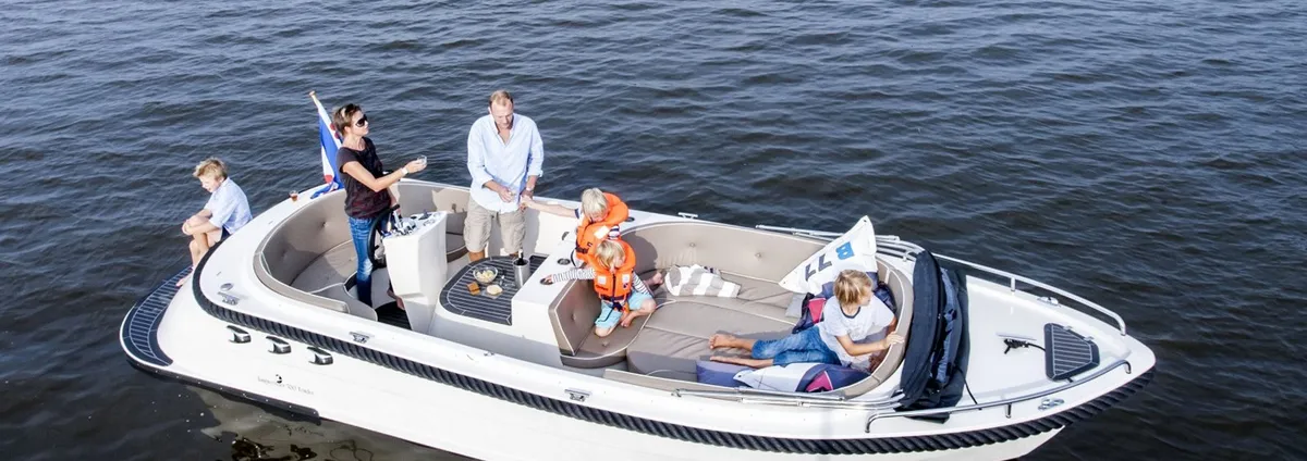 Langweerder Sloep Tender 700: Family relaxing on a boat