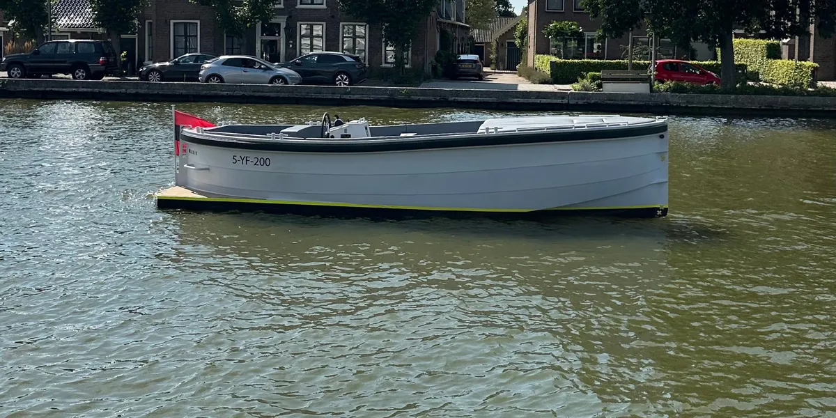 LEKKER Boats Damsko 750: White boat cruising on a canal
