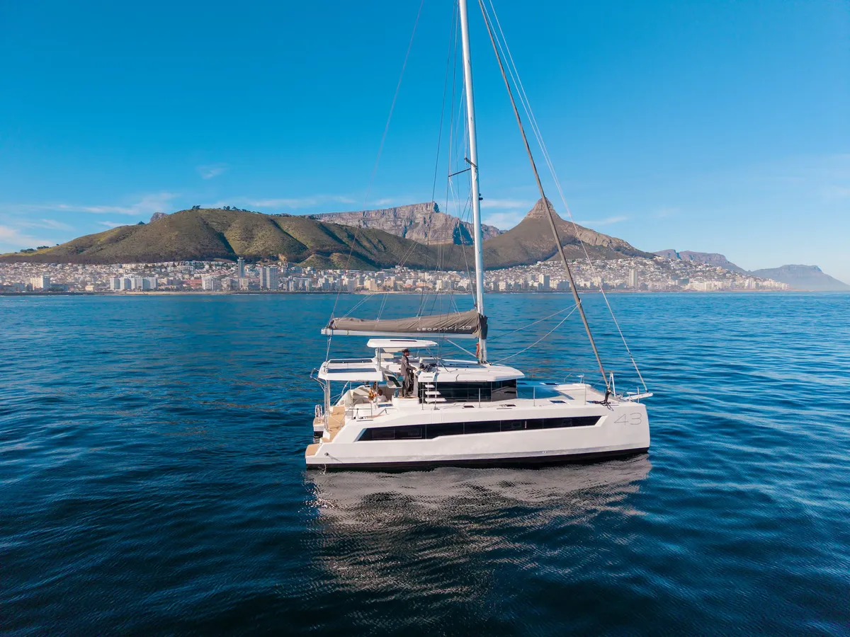 Leopard Catamarans 43: Katamaran auf dem Meer vor dem Hintergrund von Bergen