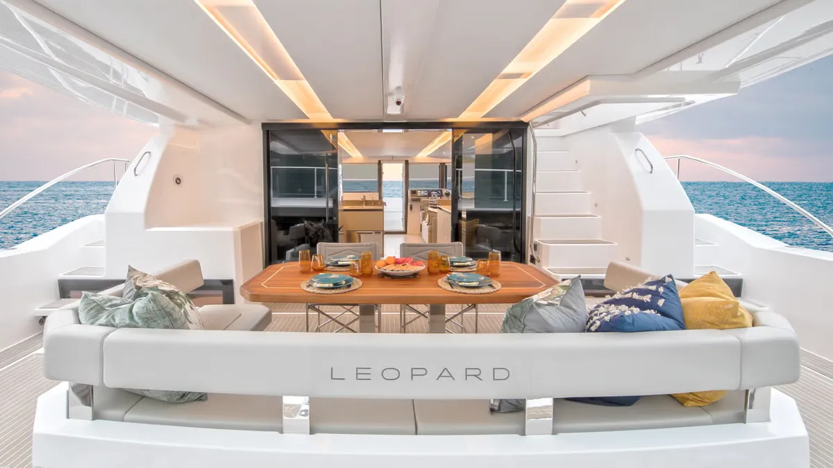 Leopard Catamarans 46PC: Pont arrière avec table à manger et canapé de salon