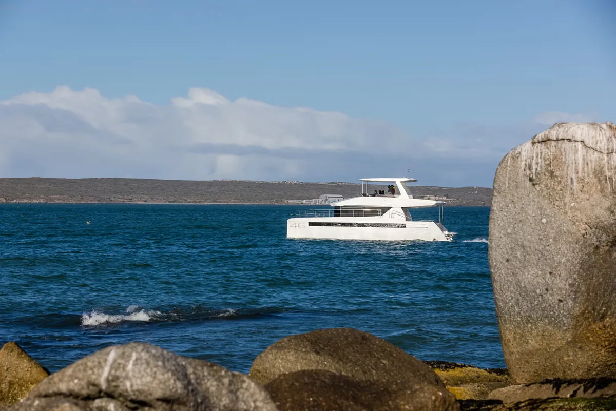 Leopard Catamarans 46PC: Katamaranfahrt auf dem Meer in der Nähe von Felsen