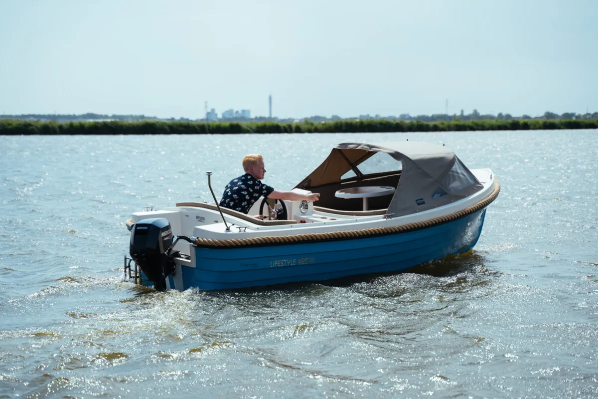 Lifestyle 495 Comfort: Boat cruising on water
