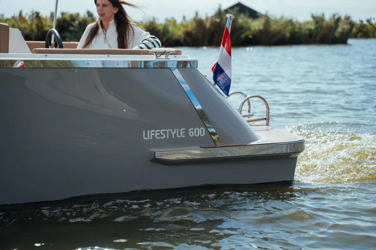 Lifestyle 600 Tender: Heckansicht eines Bootes unter niederländischer Flagge