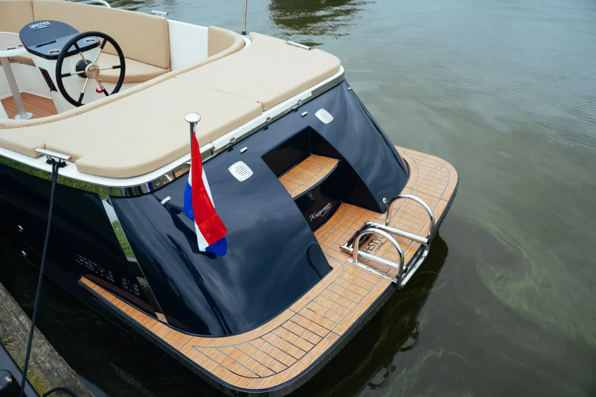 Lifestyle 616 Tender: Heck eines Bootes mit einer Badeleiter