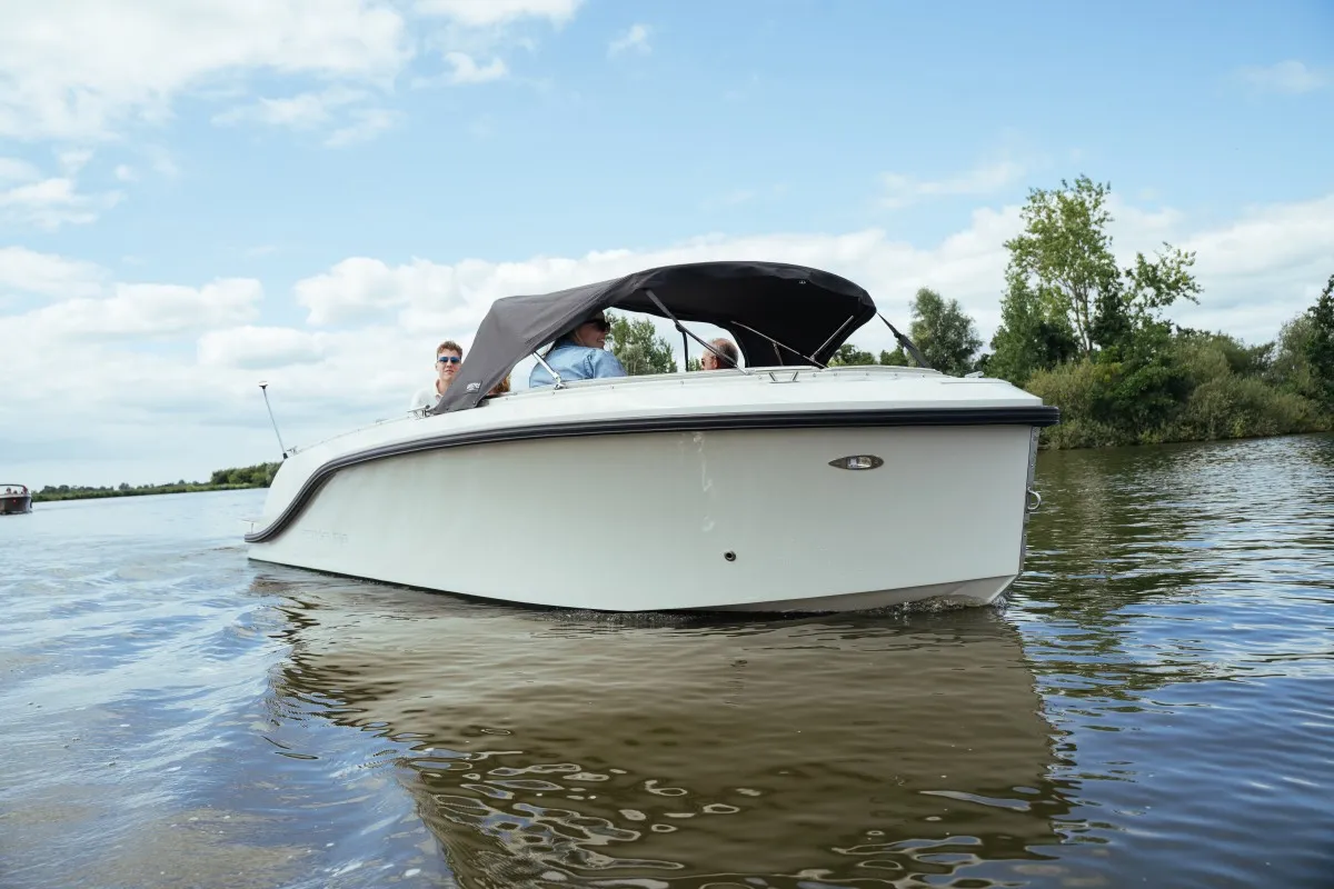 Lifestyle 626 e-Tender: Bootsfahrt auf dem Wasser