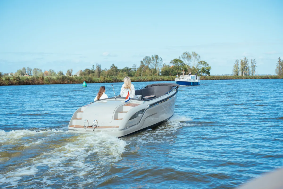 Lifestyle 650 Tender: Boat cruising on a river