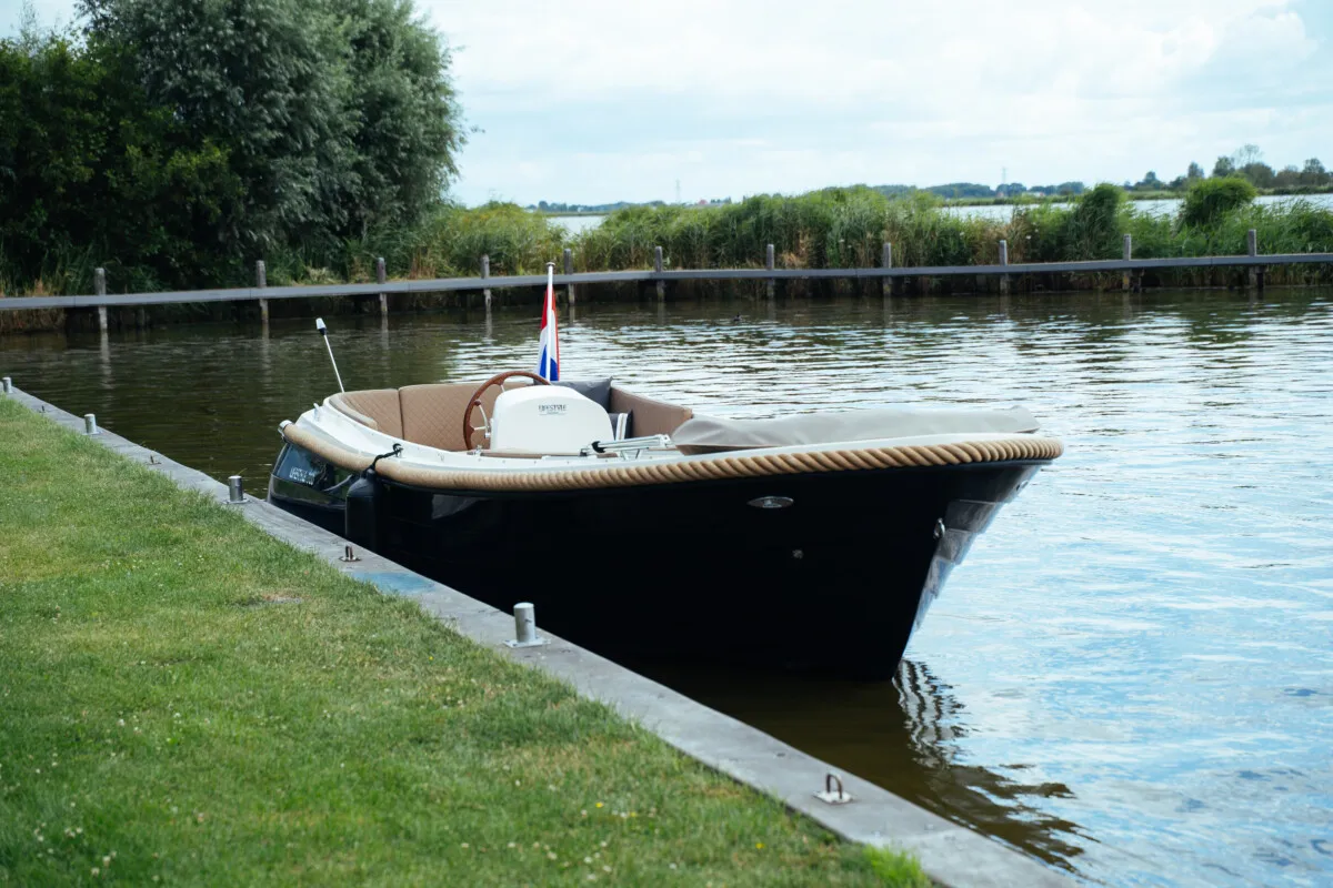 Lifestyle 700 Tender: Boat moored at a jetty