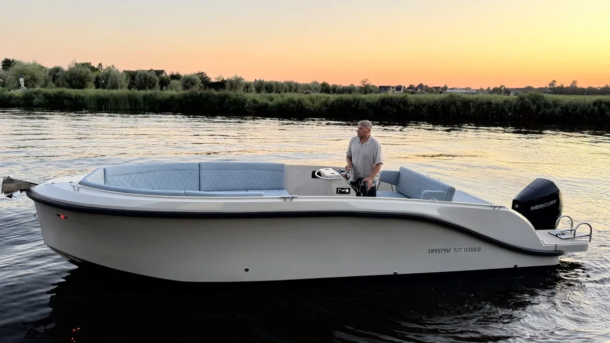 Lifestyle 727 Tender: Boat cruising at sunset