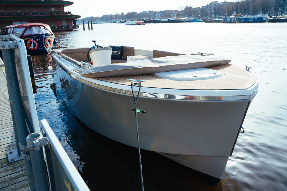 Lifestyle 780 Tender: Ein am Steg festgemachtes Boot