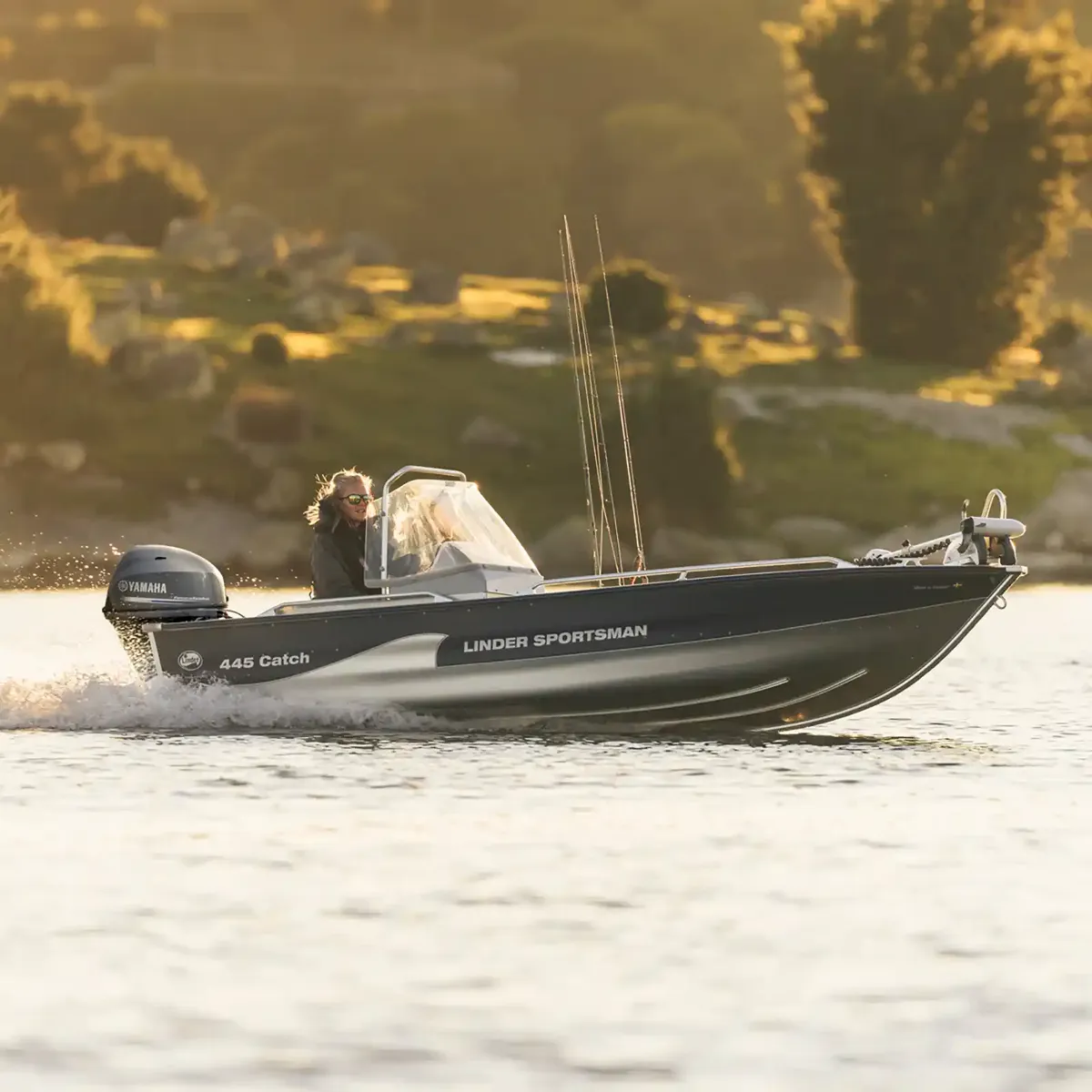 Linder Sportsman 445 Catch: Un bateau naviguant le long d'une côte rocheuse