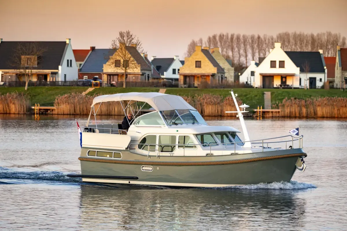 Linssen Yachts Grand Sturdy 35.1 AC: Boat cruising on water