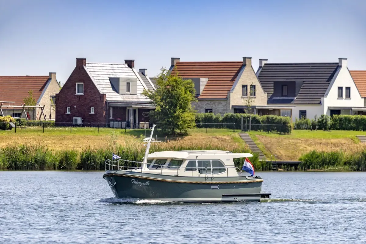 Linssen Yachts Grand Sturdy 35.1 Sedan: Boat cruising on water