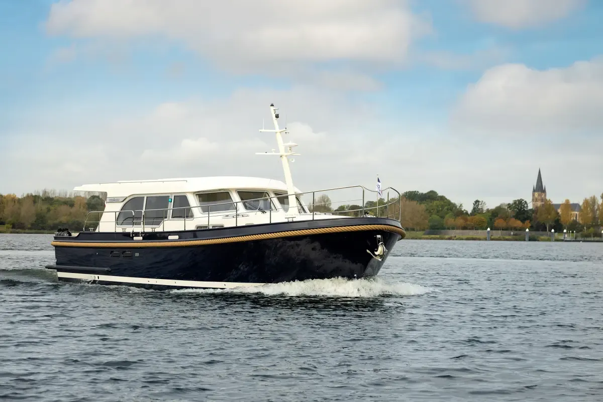 Linssen Yachts Grand Sturdy 45.1 Sedan: Boat cruising on water