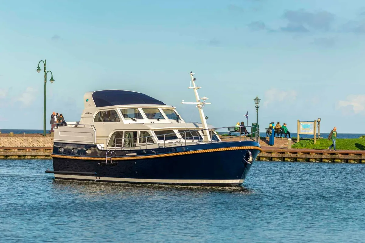 Linssen Yachts Grand Sturdy 450 AC Variotop: Motor yacht cruising in harbour