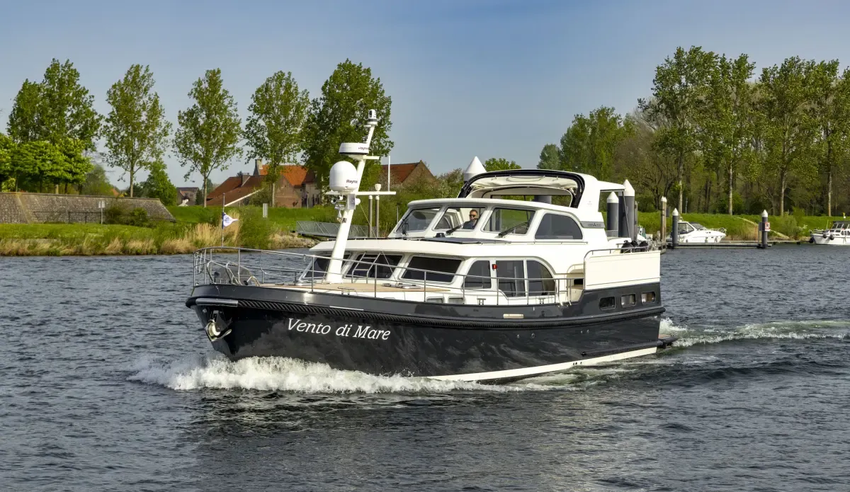 Linssen Yachts Grand Sturdy 500 AC Variotop: Motorboat cruising on the water